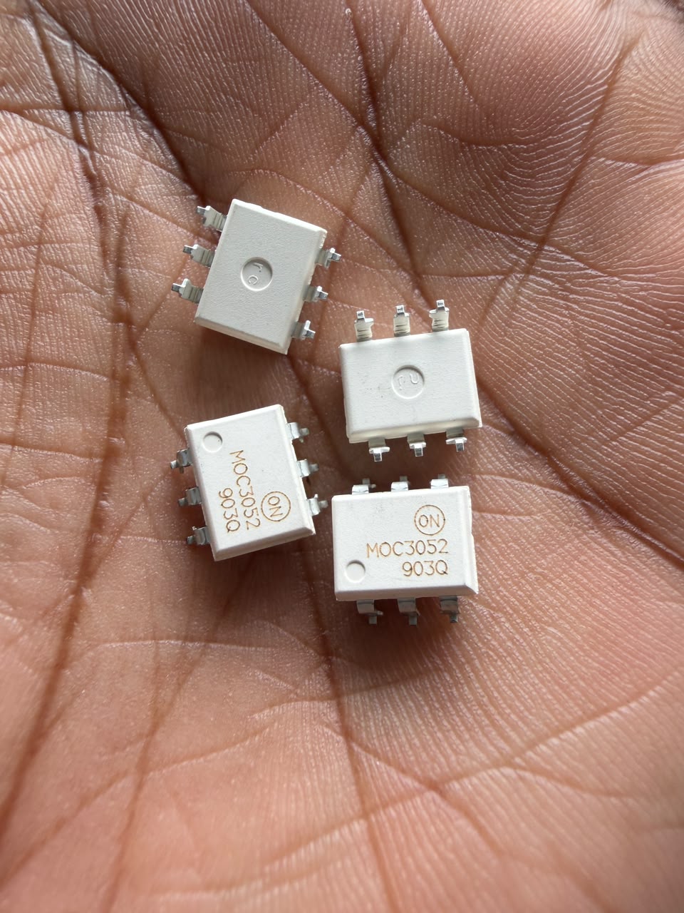 MOC3052 IC opto coupler Isocom DIP-6 MOC3052